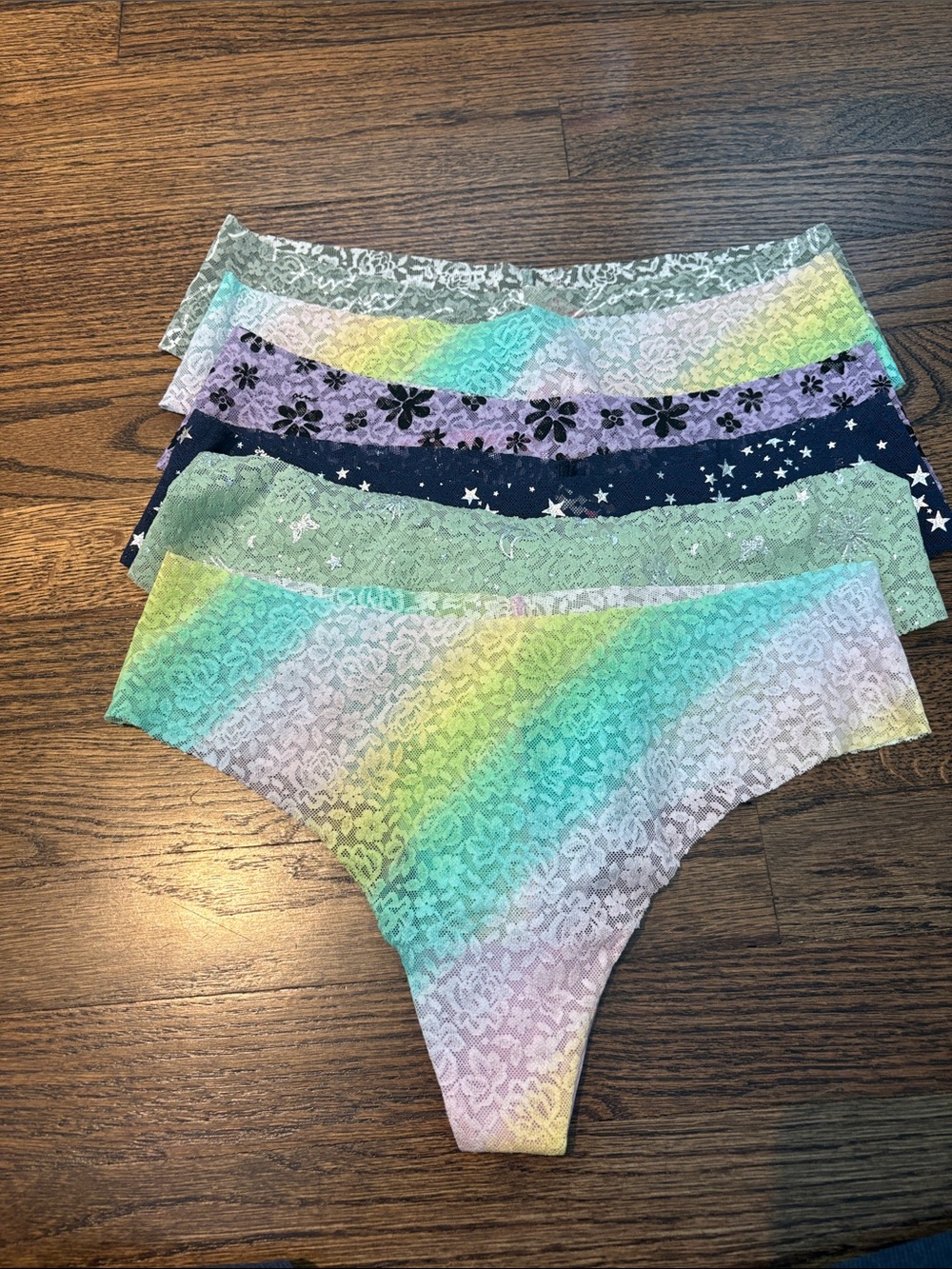6 pairs of seamless lace V.S.Pink thongs